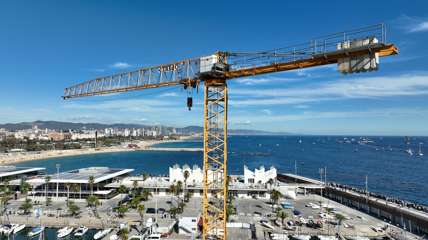 Grúa torre Liebherr 90 EC-B en el Puerto Olímpico de Barcelona