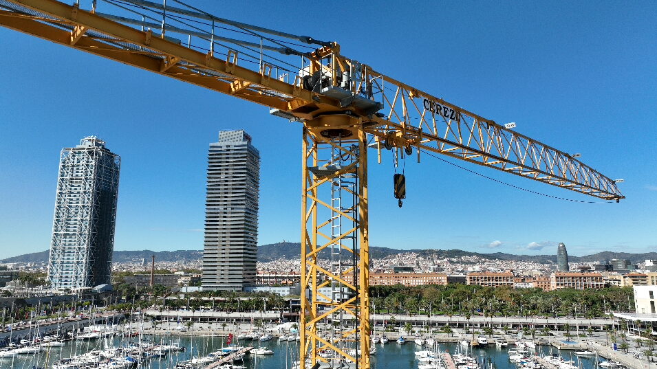 Grúa torre Liebherr 90 EC-B con las Torres Olímpicas de Barcelona al fondo Grúa torre Liebherr 90 EC-B con las Torres Olímpicas de Barcelona al fondo
