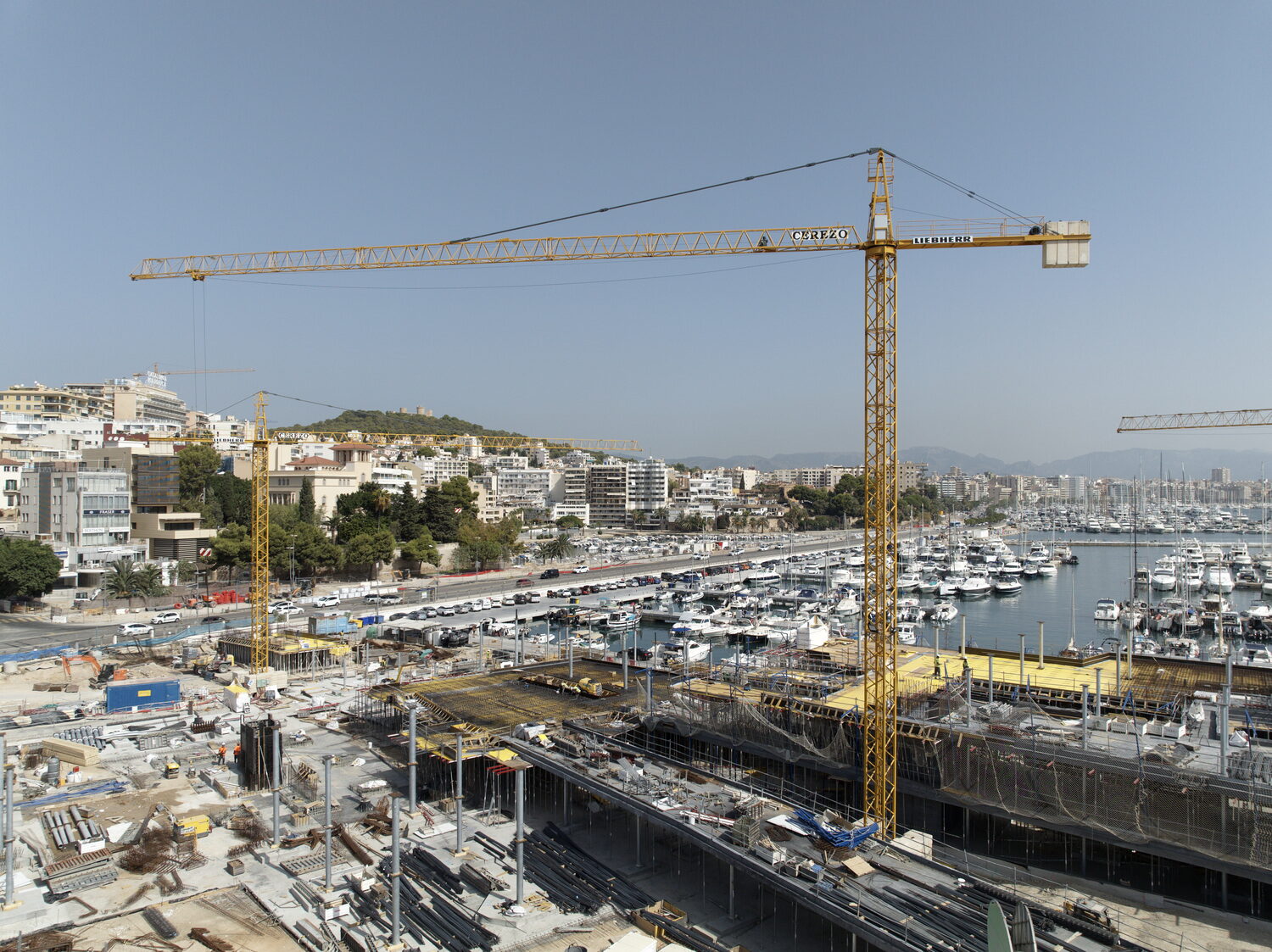 Grúa torre Liebherr en la obra del Club de Mar, en Mallorca