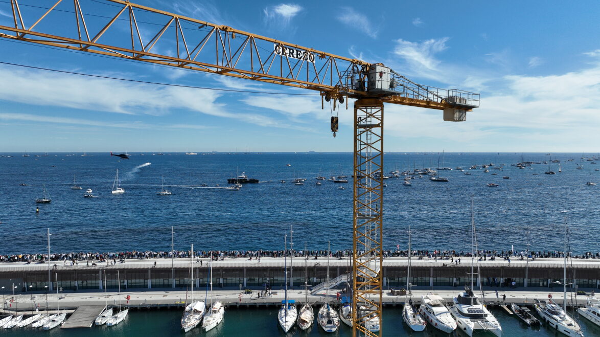Grúa torre Liebherr frente al mar en el Puerto Olímpico de Barcelona Grúa torre Liebherr frente al mar en el Puerto Olímpico de Barcelona