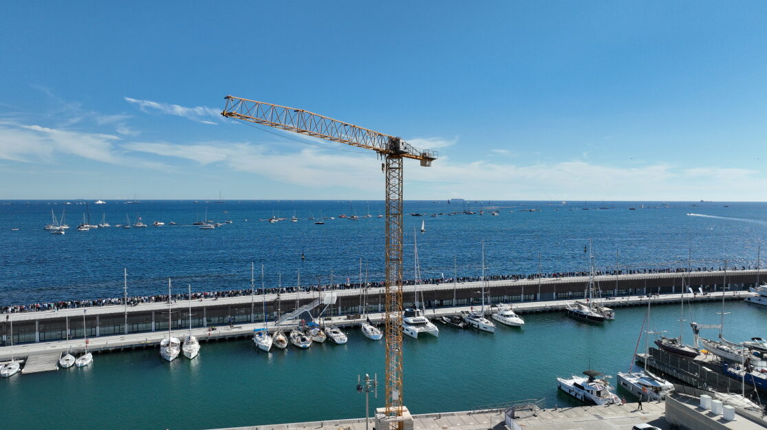 Grúa torre en el muelle del Puerto Olímpico de Barcelona Grúa torre en el muelle del Puerto Olímpico de Barcelona