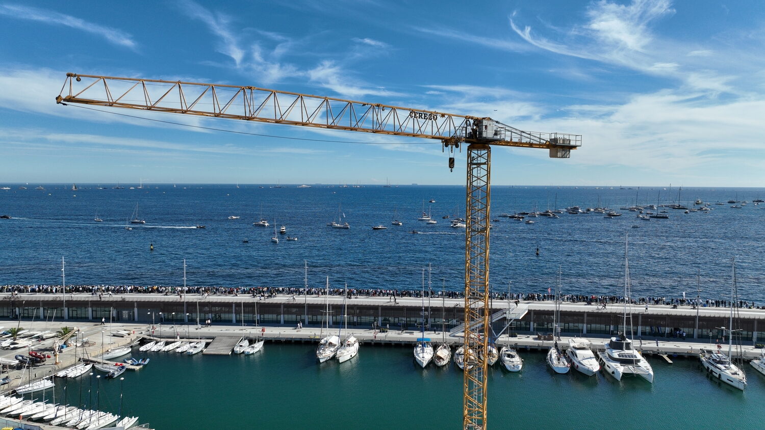 Grúa torre en el Puerto Olímpico de Barcelona