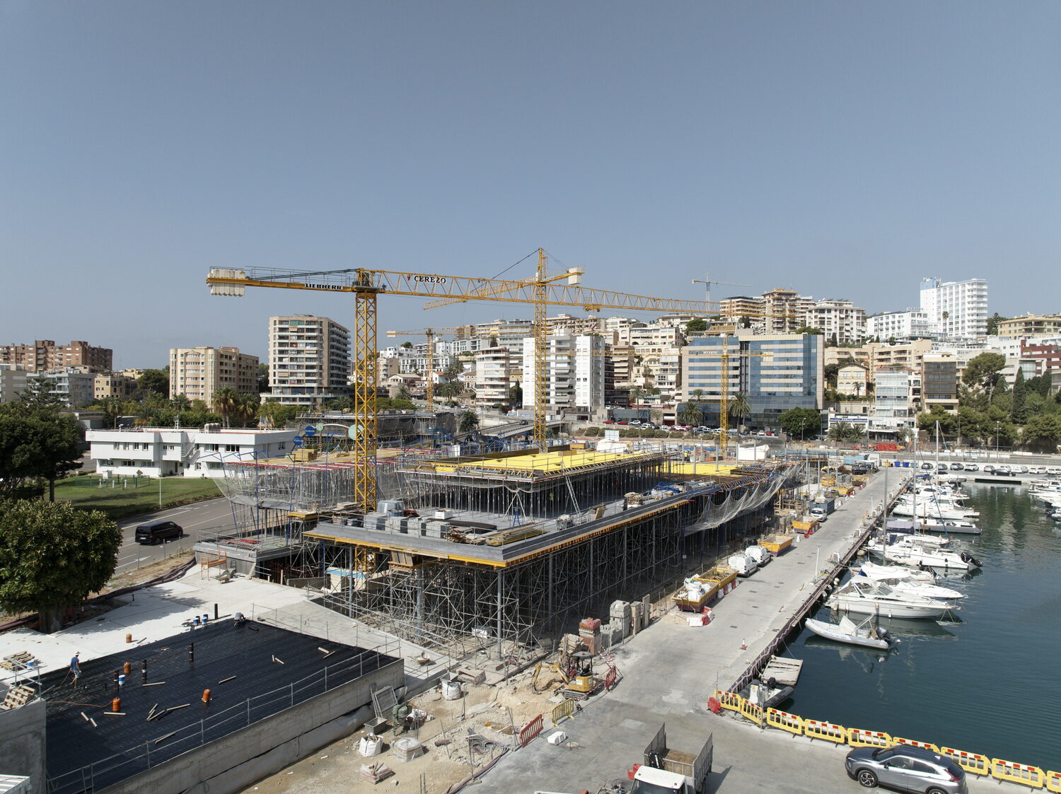 Grúas torre en la obra del Club de Mar, junto al puerto deportivo, en Mallorca