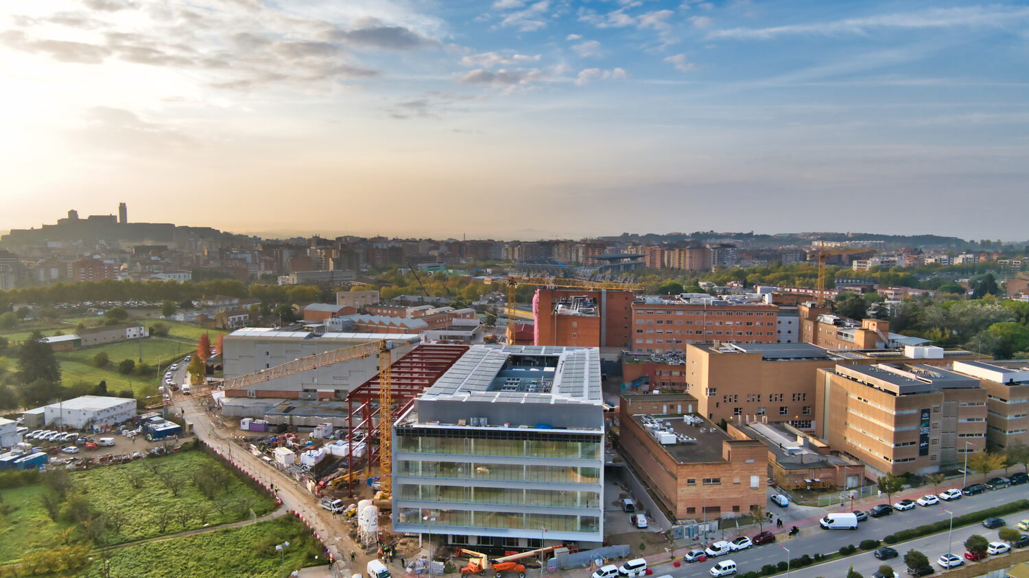 Obra del Hospital Arnau de Vilanova en Lleida con grúas torre de Grúas Cerezo