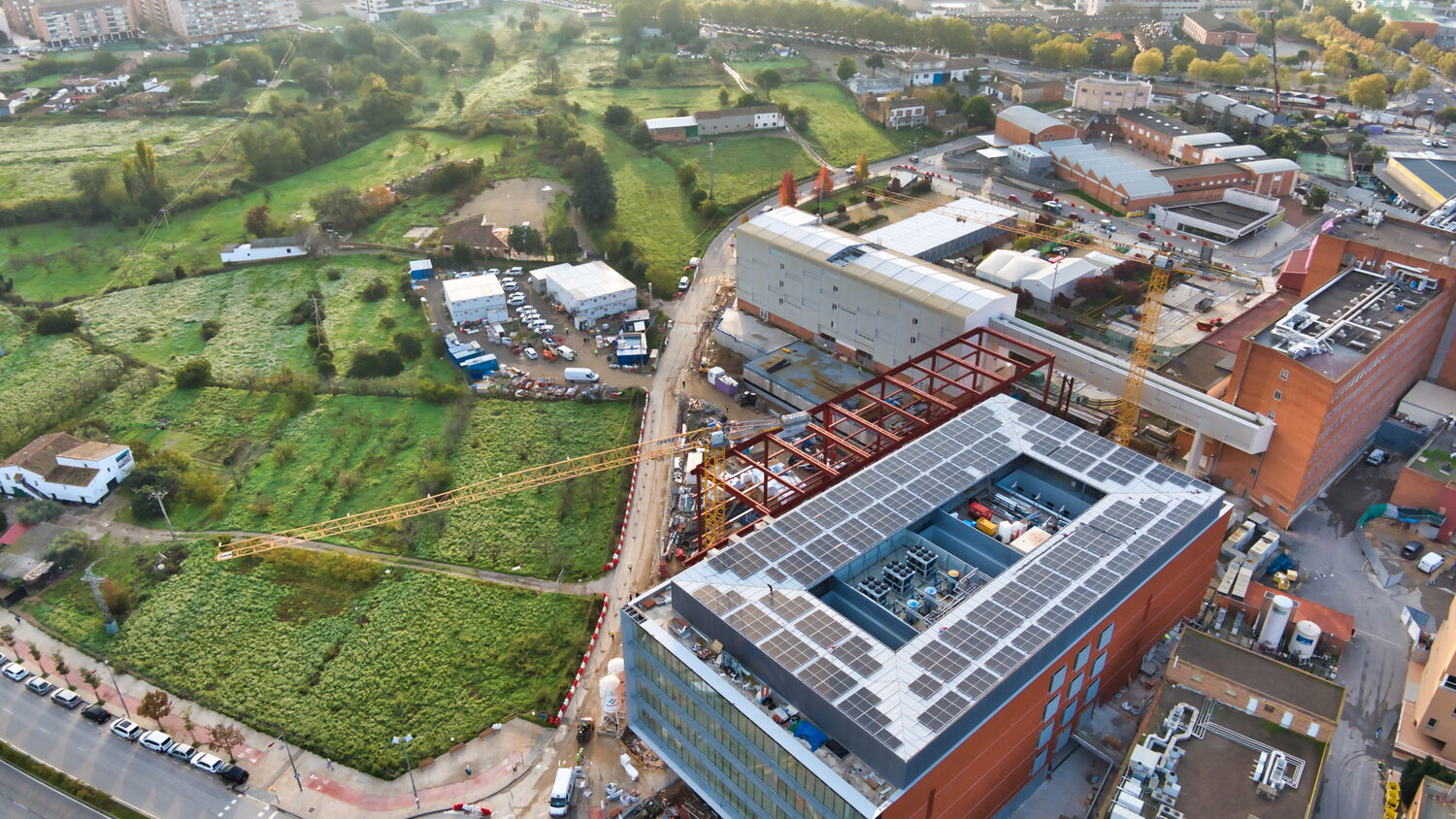 Vista aérea de la obra del Hospital Arnau de Vilanova de Lleida con grúas torre Liebherr