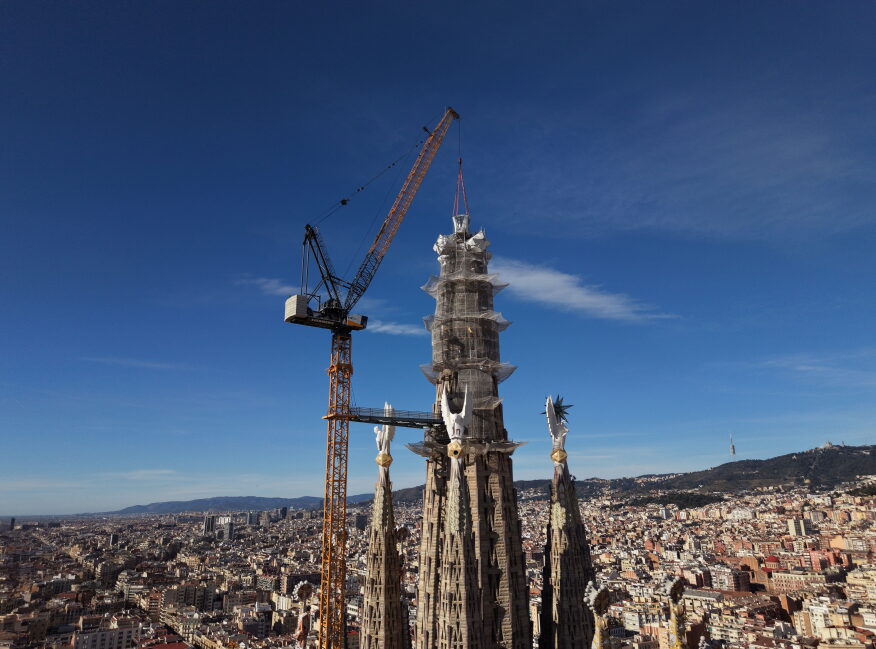 Grúa de pluma abatible Liebherr junto a la Torre de Jesús de la Sagrada Familia Grúa de pluma abatible Liebherr junto a la Torre de Jesús de la Sagrada Familia