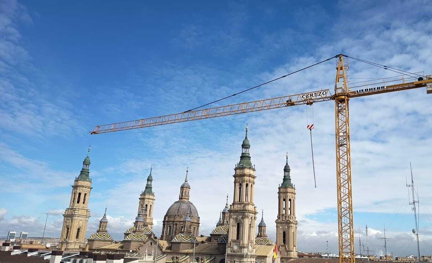 Grua torre cerezo basilica pilar zaragoza Calidad en el servicio de grúas torre