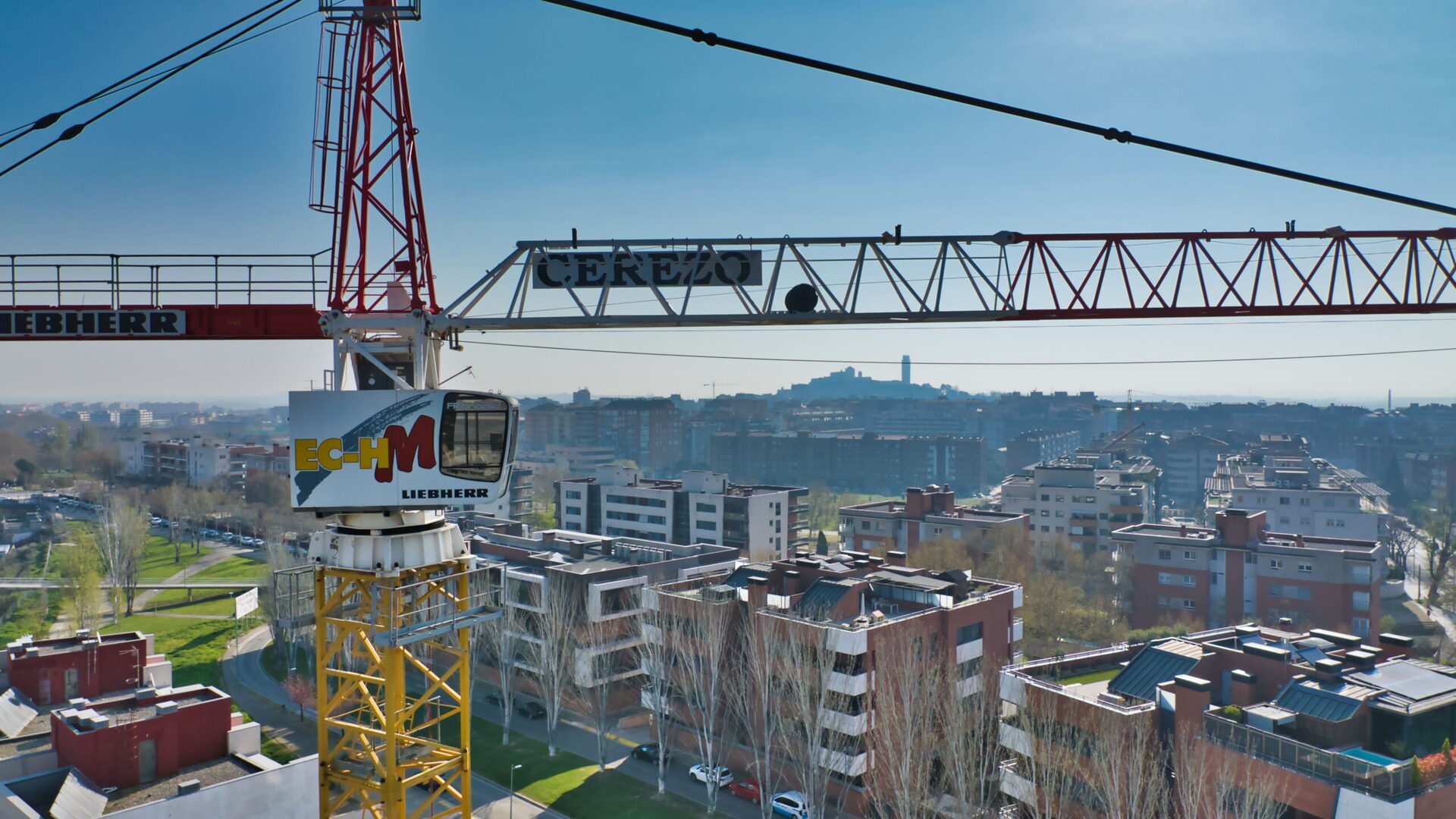 Grua torre cerezo obra ormipresa Liderazgo de empresa