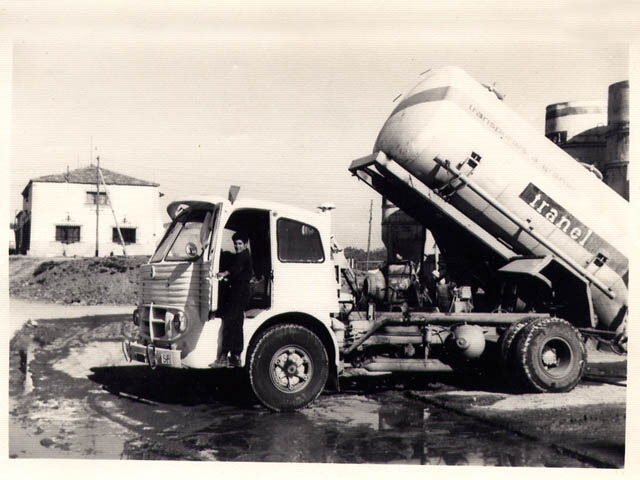 Fotografía antigua de un camión cisterna en los primeros años de la empresa Fotografía antigua de un camión cisterna en los primeros años de la empresa