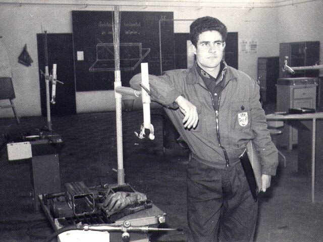 Fotografía antigua de un técnico en el taller de Grúas Cerezo Orígenes de Grúas Cerezo
