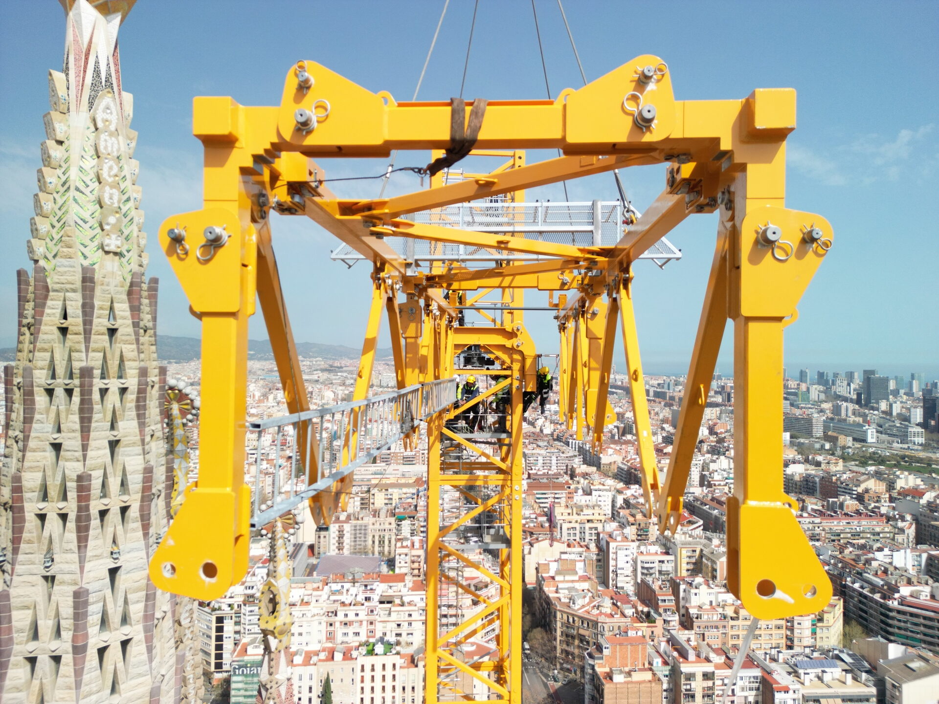 Montaje grua torre sagrada familia barcelona Honestidad, uno de los valores de Grúas Cerezo