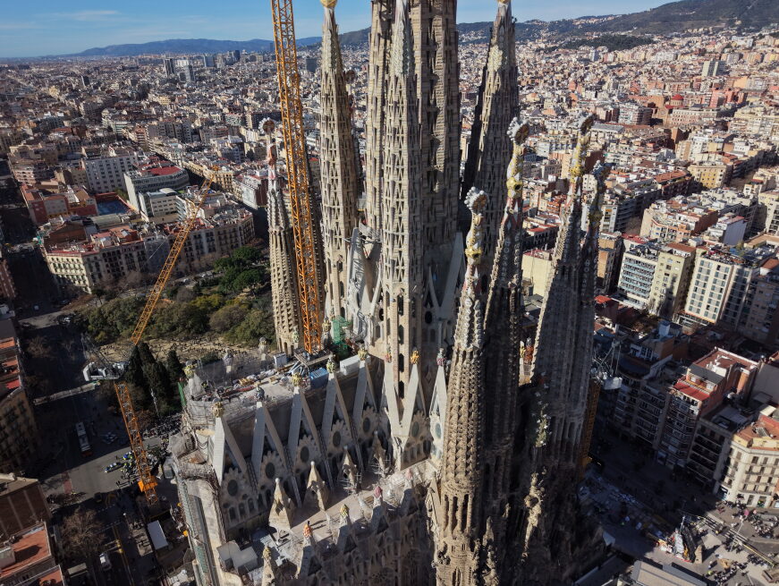 Vista aérea de las torres de la Sagrada Familia con grúas torre Vista aérea de las torres de la Sagrada Familia con grúas torre