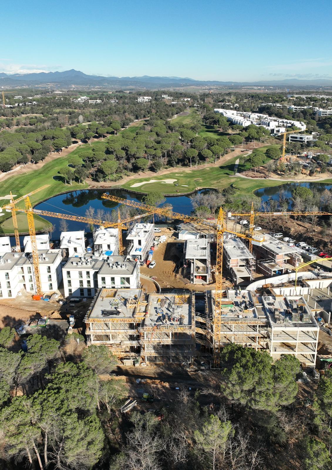 Vista aérea de una obra de viviendas con grúas torre en Girona Vista aérea de una obra de viviendas con grúas torre en Girona