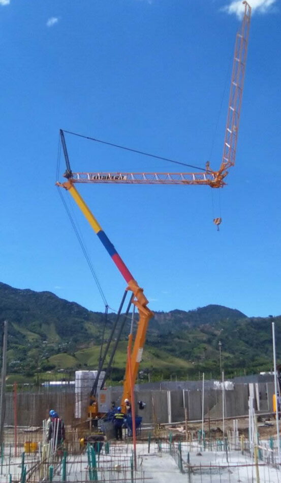 Grúa automontante desplegándose en una obra en Colombia Grúa automontante desplegándose en una obra en Colombia