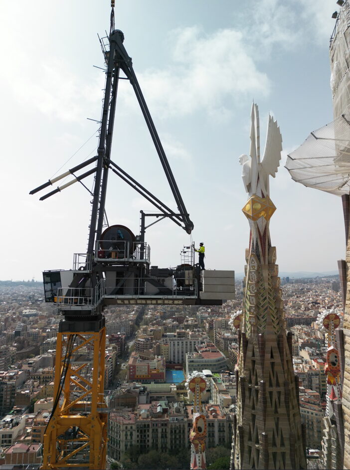 Grua pluma abatible sagrada familia barcelona Alquiler de grúa torre en Barcelona