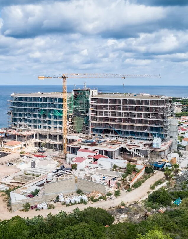 Grúa torre en la construcción de un hotel en primera línea de mar en Menorca Grúa torre en la construcción de un hotel en primera línea de mar en Menorca