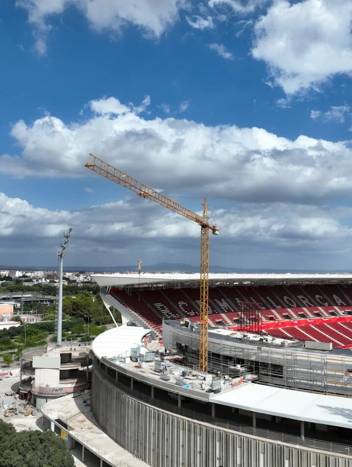 Grúa torre junto a un estadio de fútbol en obras en Mallorca