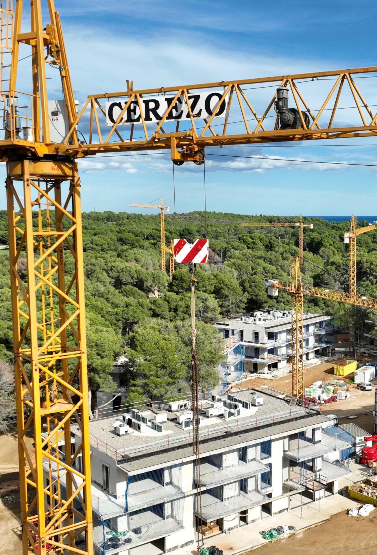 Grúa torre de Grúas Cerezo en una obra residencial de la costa de Tarragona
