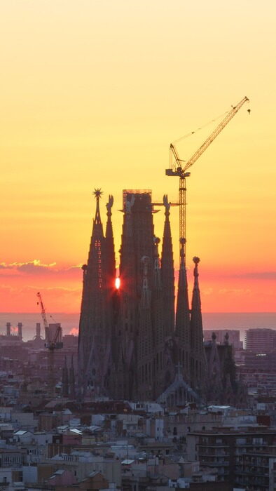 Grua torre sagrada familia barcelona atardecer Grúa en Sagrada Familia de Barcelona de Cerezo