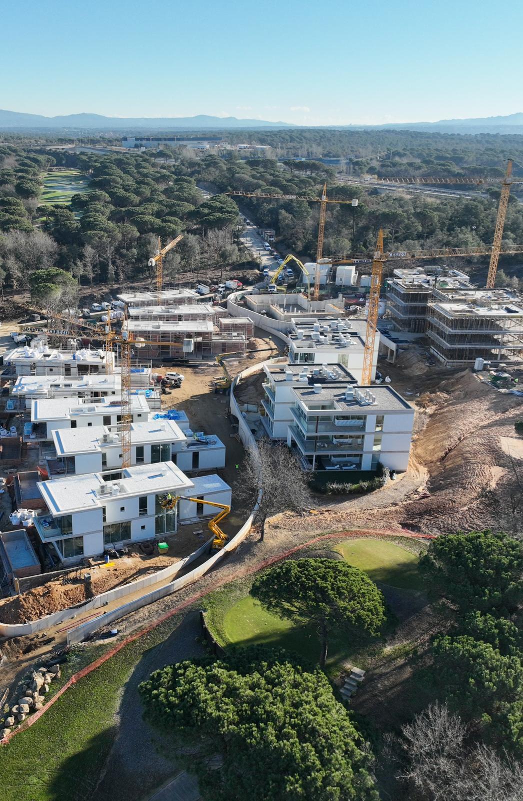 Vista aérea de una urbanización en construcción con grúas torre en Girona Vista aérea de una urbanización en construcción con grúas torre en Girona