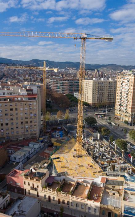 Instalación de una grúa torre en una obra urbana de Tarragona