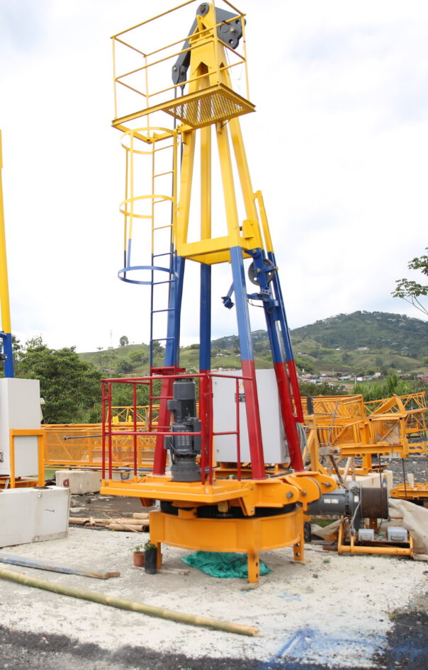 Montaje de la base de una grúa torre en Colombia Montaje de la base de una grúa torre en Colombia