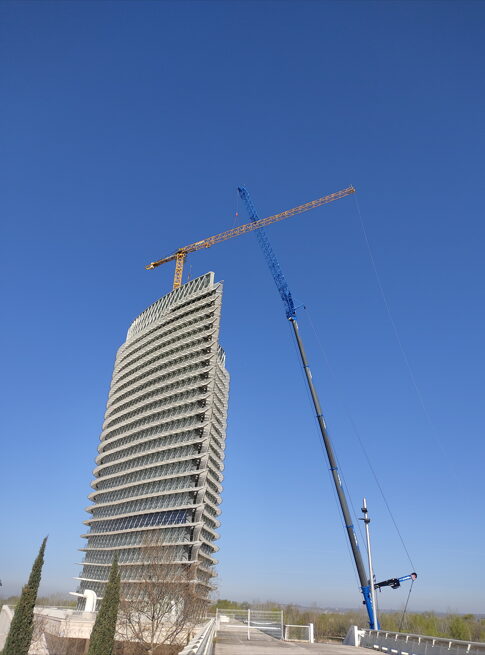 Grúa móvil instalando una grúa torre en la Torre del Agua de Zaragoza Grúa móvil instalando una grúa torre en la Torre del Agua de Zaragoza