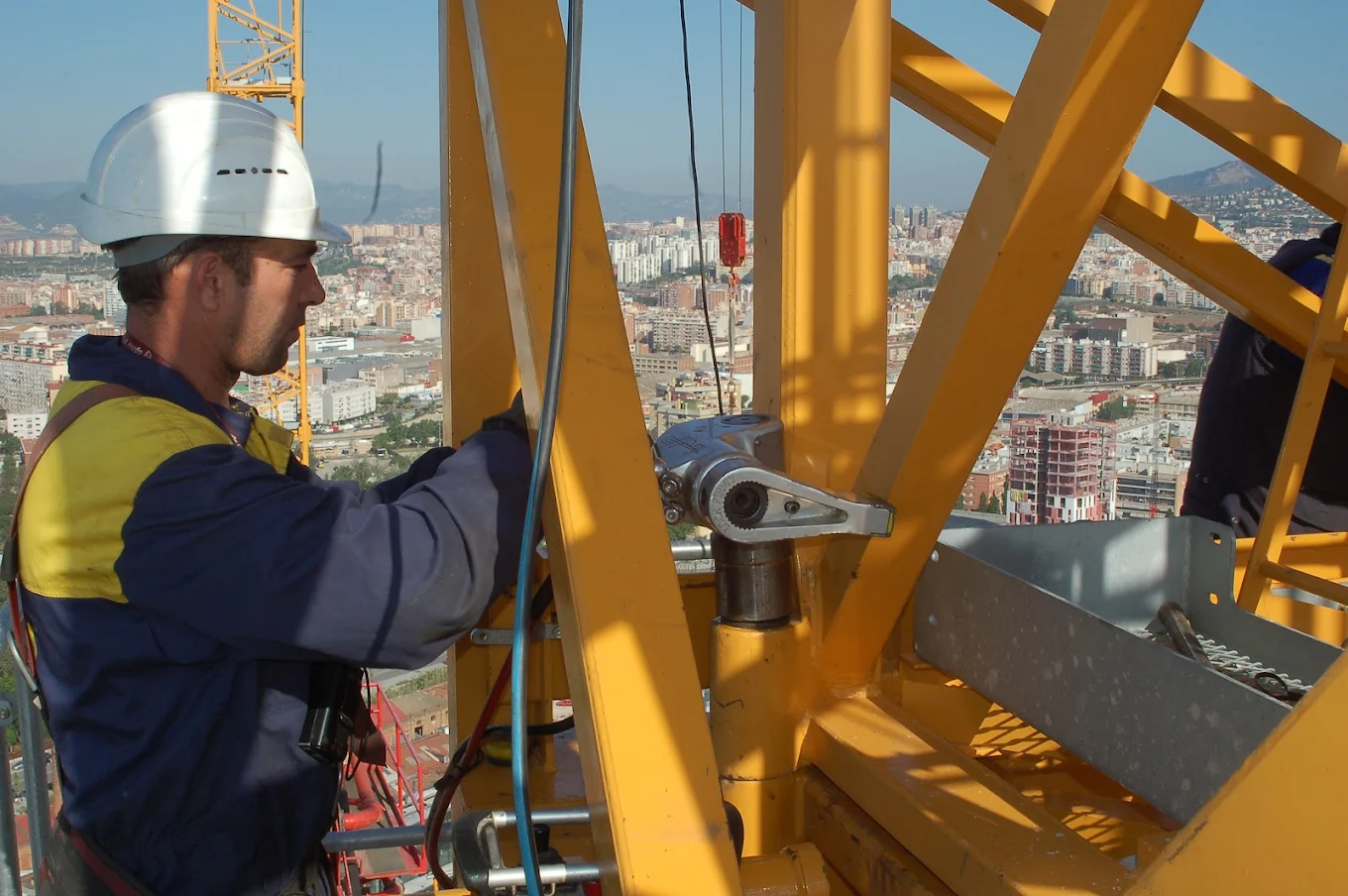 Mantenimiento de grúas torre: técnico revisando los mecanismos de una grúa