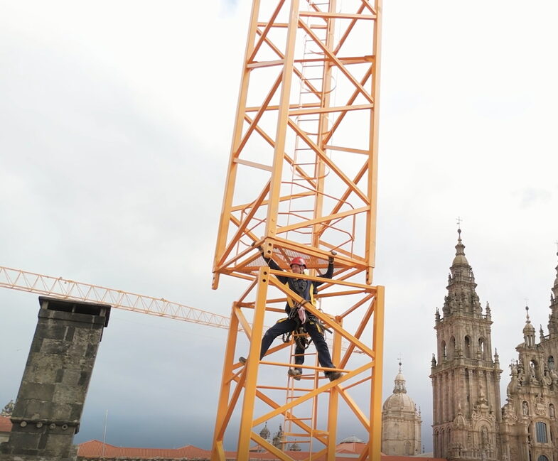 Montaje de grúas torre: técnico de Grúas Cerezo trabajando en lo alto del mástil