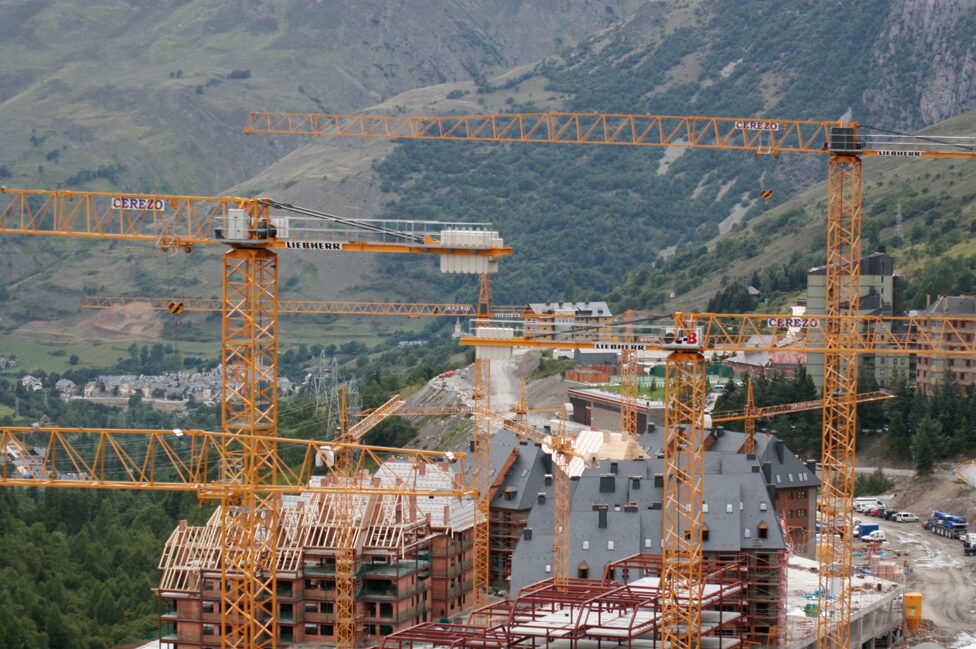 Alquiler de grúas torre: varias grúas trabajando en una obra residencial