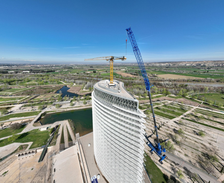 Grúa torre instalada en la Torre del Agua de Zaragoza por Grúas Cerezo