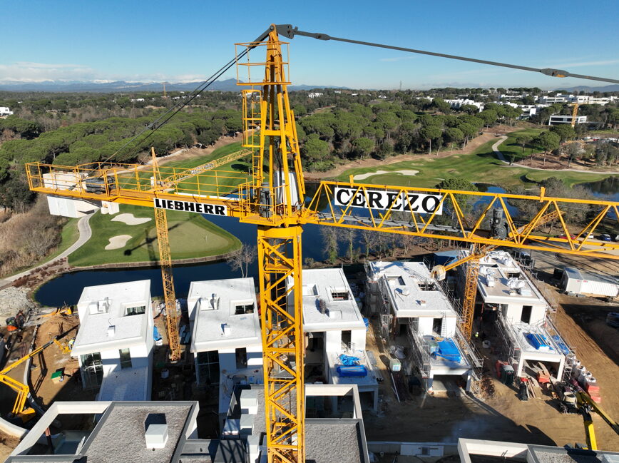 Venta de grúas torre: grúas Liebherr de Grúas Cerezo en una promoción de viviendas